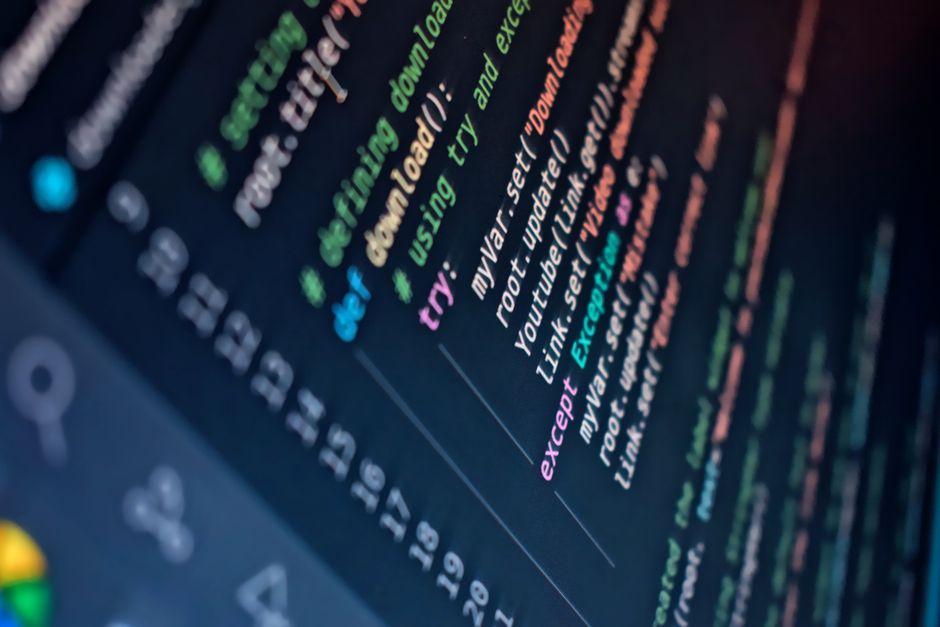 Acercamiento de una pantalla de computadora mostrando código de programación colorido con profundidad de campo.