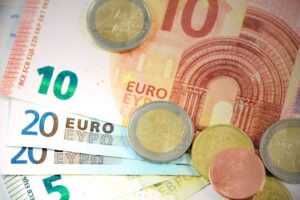 Toma detallada de billetes y monedas en euros que muestra las denominaciones.